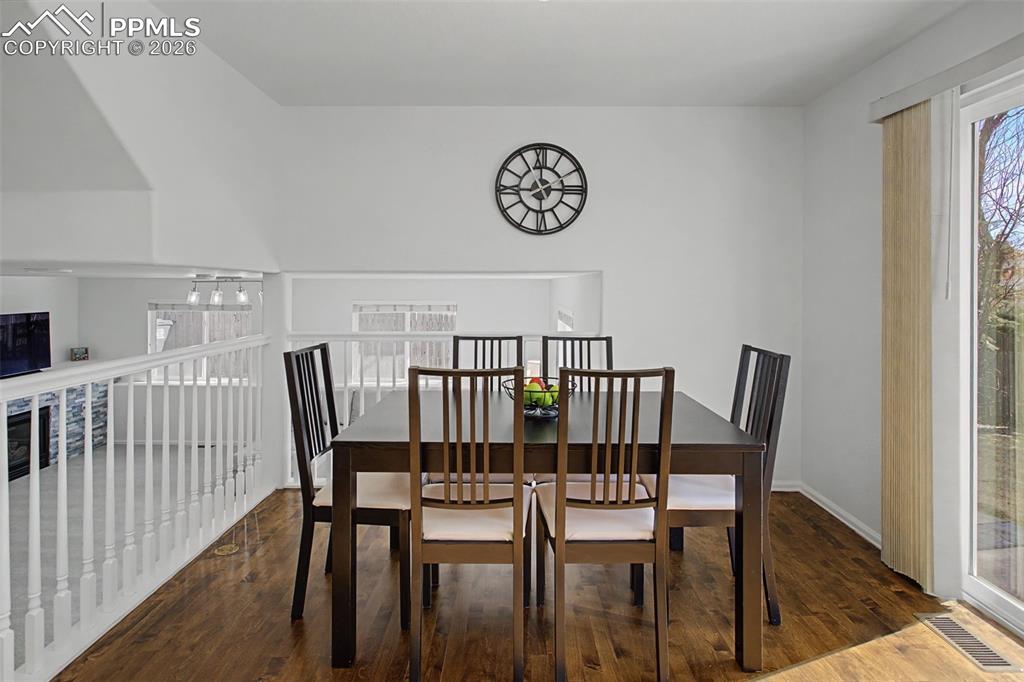 Image 14 of 44: Dining Area