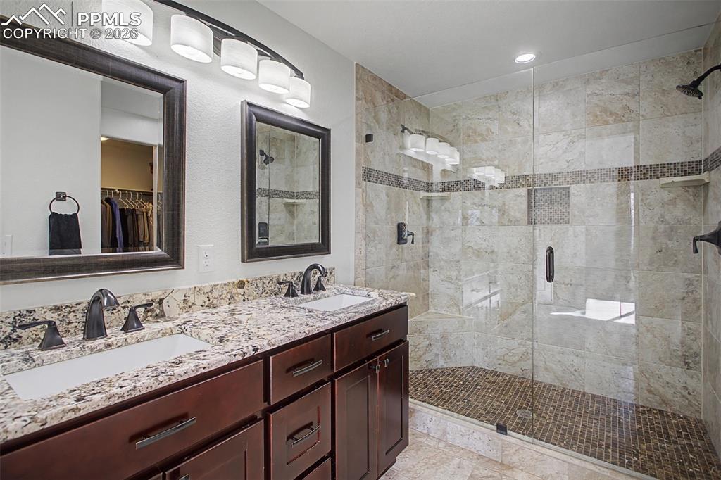 Image 21 of 44: Bathroom