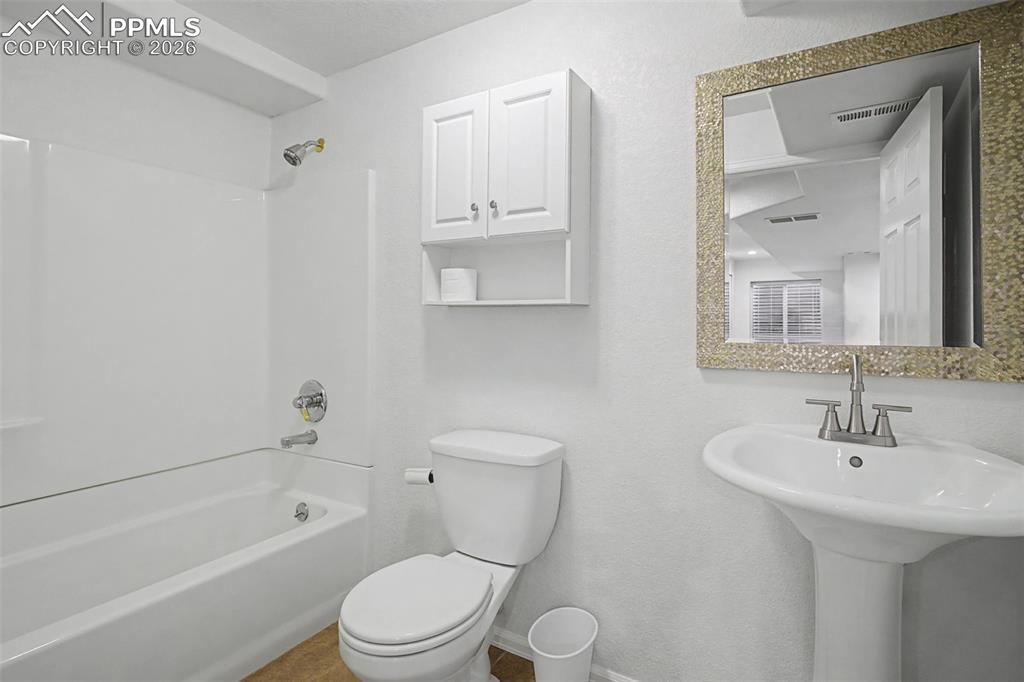 Image 33 of 44: Bathroom