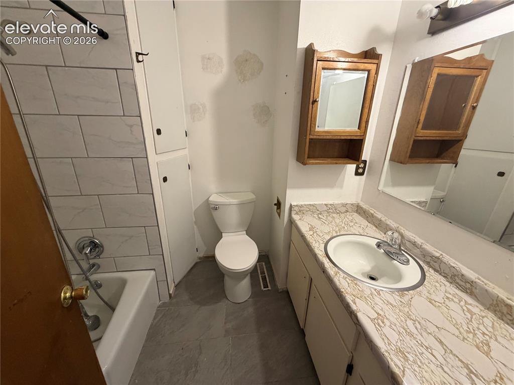 Image 10 of 16: Bathroom