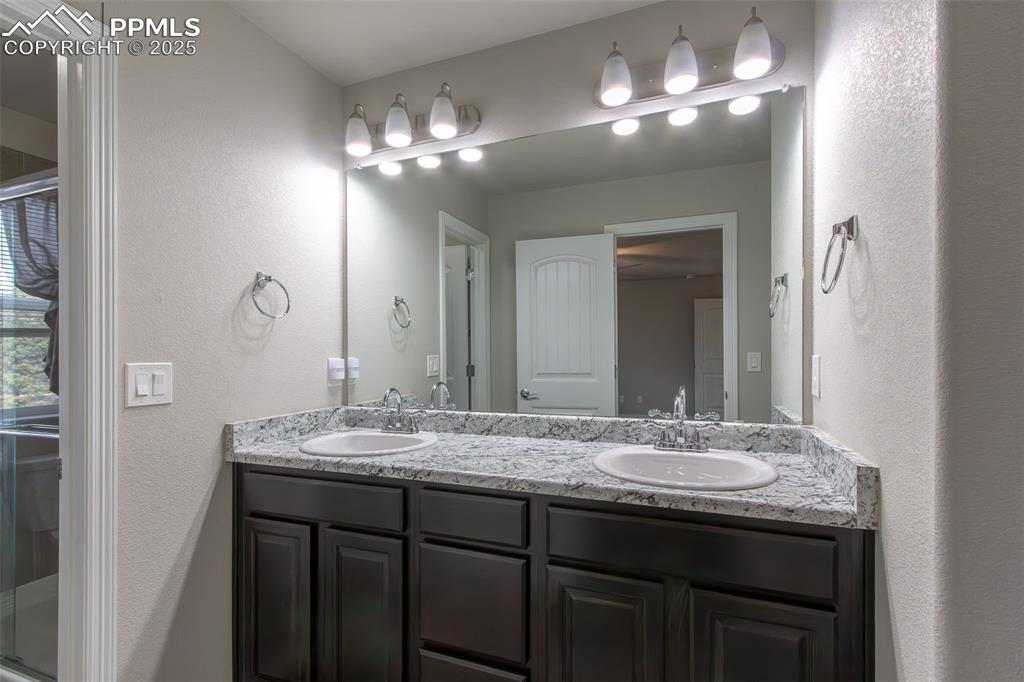 Image 18 of 28: Bathroom