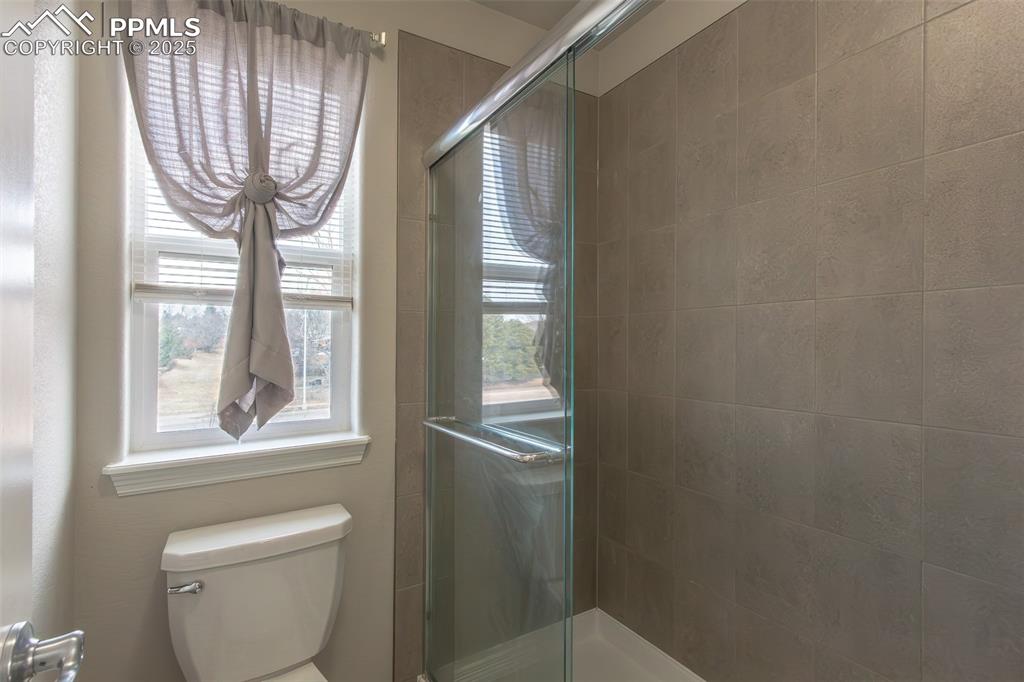 Image 19 of 28: Bathroom