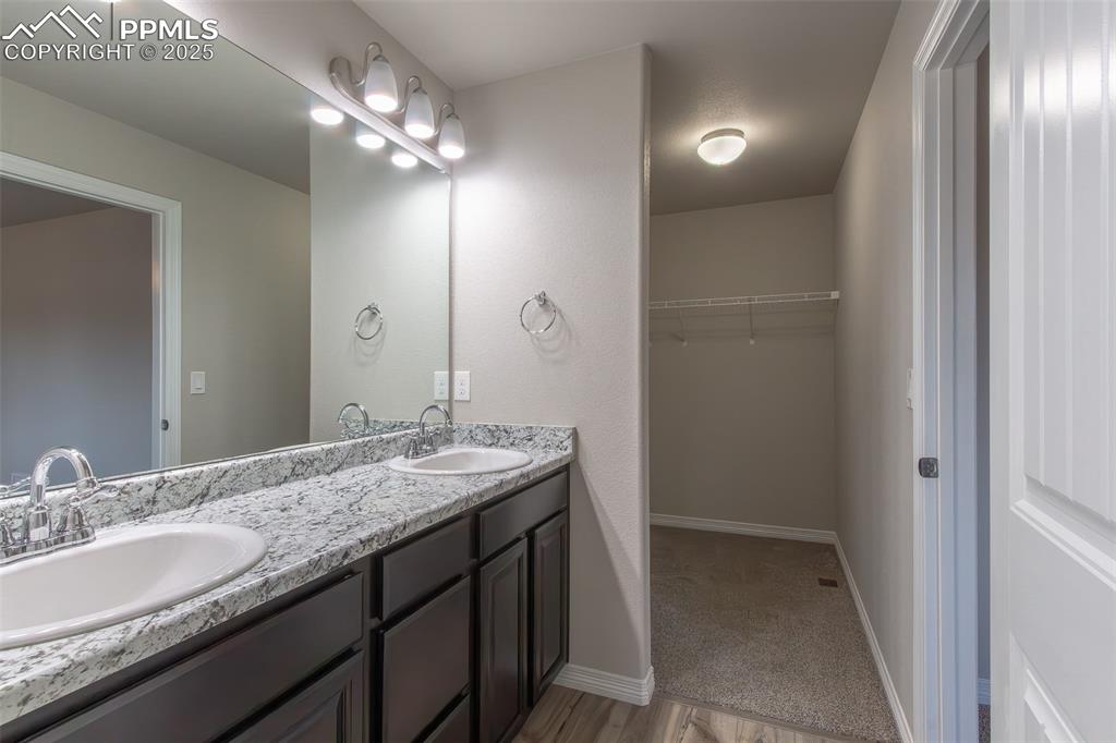 Image 20 of 28: Bathroom