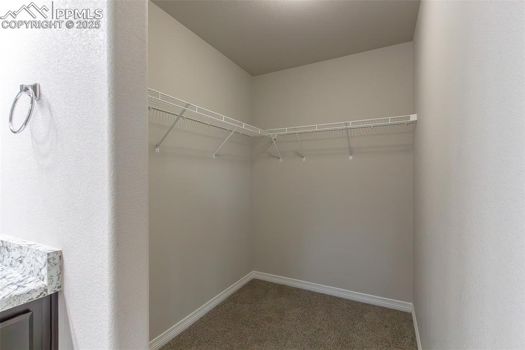 Image 21 of 28: Closet