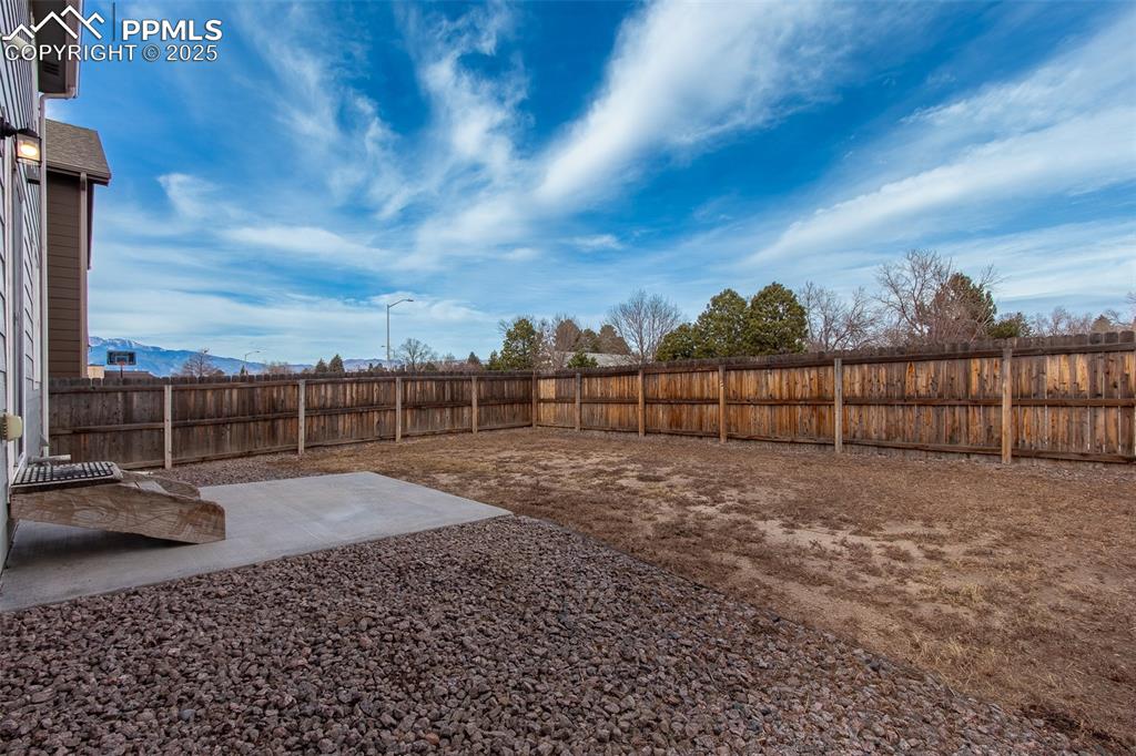 Image 26 of 28: Yard