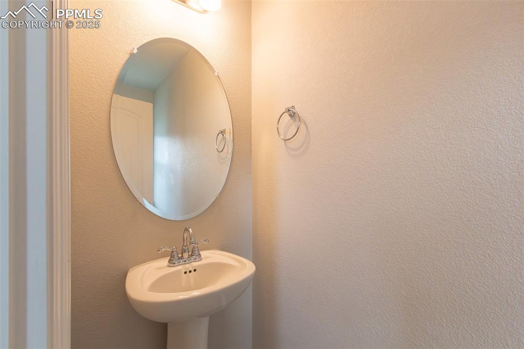 Image 4 of 28: Bathroom