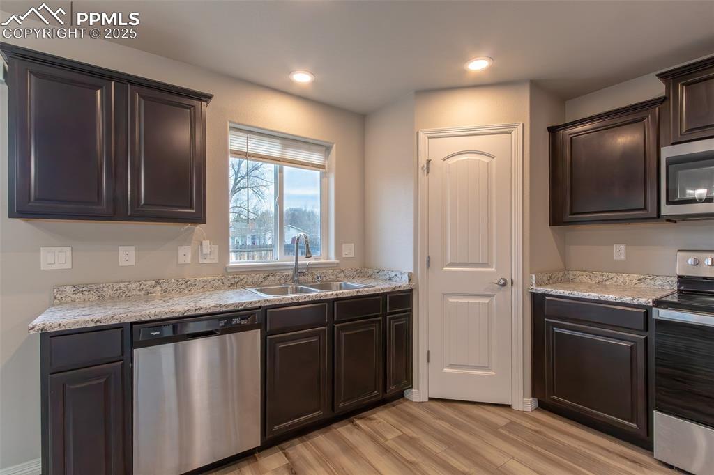 Image 7 of 28: Kitchen