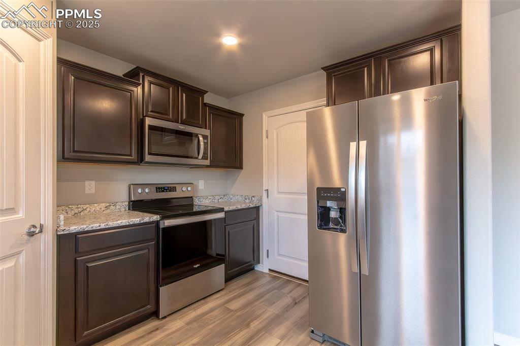 Image 8 of 28: Kitchen