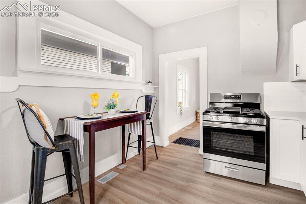 Image 7 of 24: Kitchen