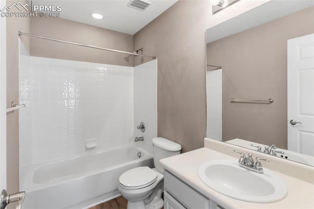 Image 11 of 33: Bathroom