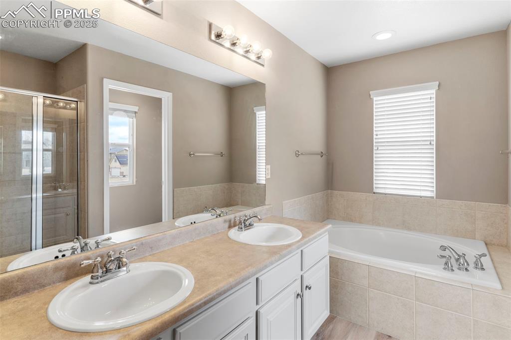 Image 13 of 33: Bathroom