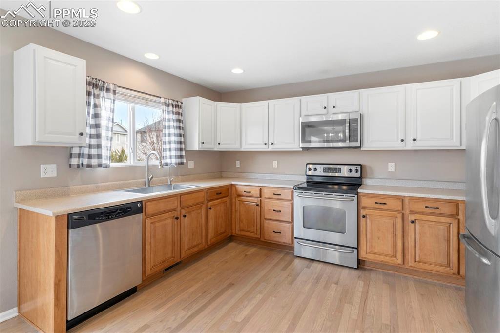 Image 4 of 33: Kitchen