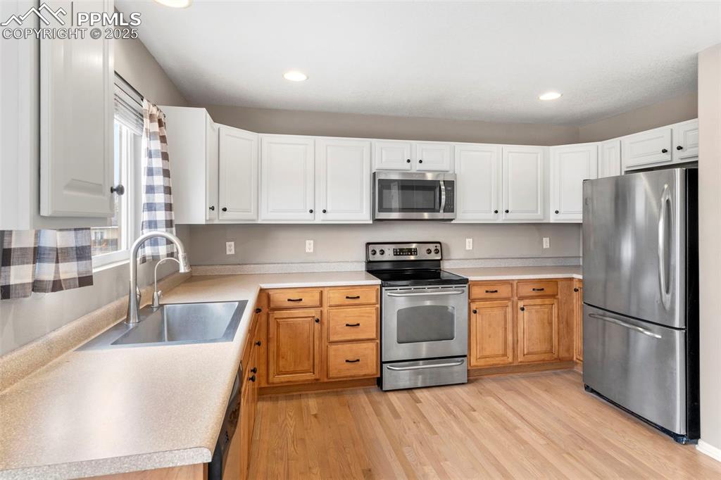 Image 6 of 33: Kitchen