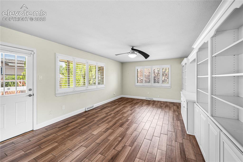 Image 16 of 43: Family Room