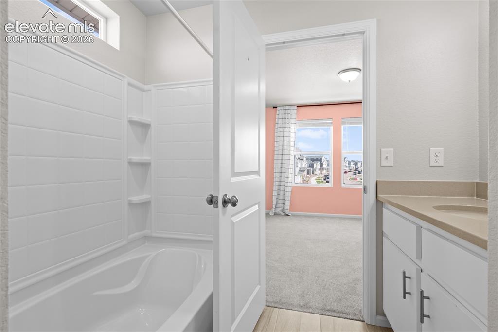 Image 21 of 26: Jack & Jill Bathroom
