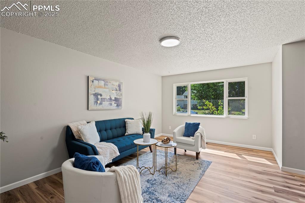 Image 6 of 31: Living Room