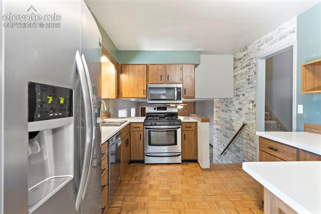 Image 10 of 25: Kitchen