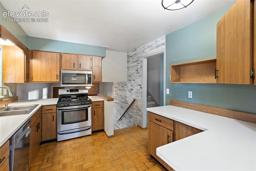 Image 8 of 25: Kitchen