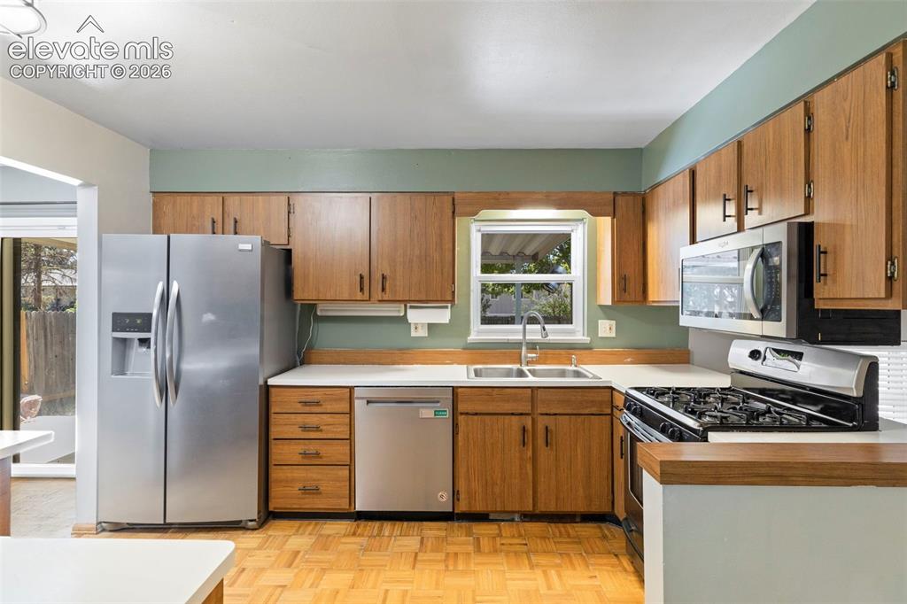Image 9 of 25: Kitchen