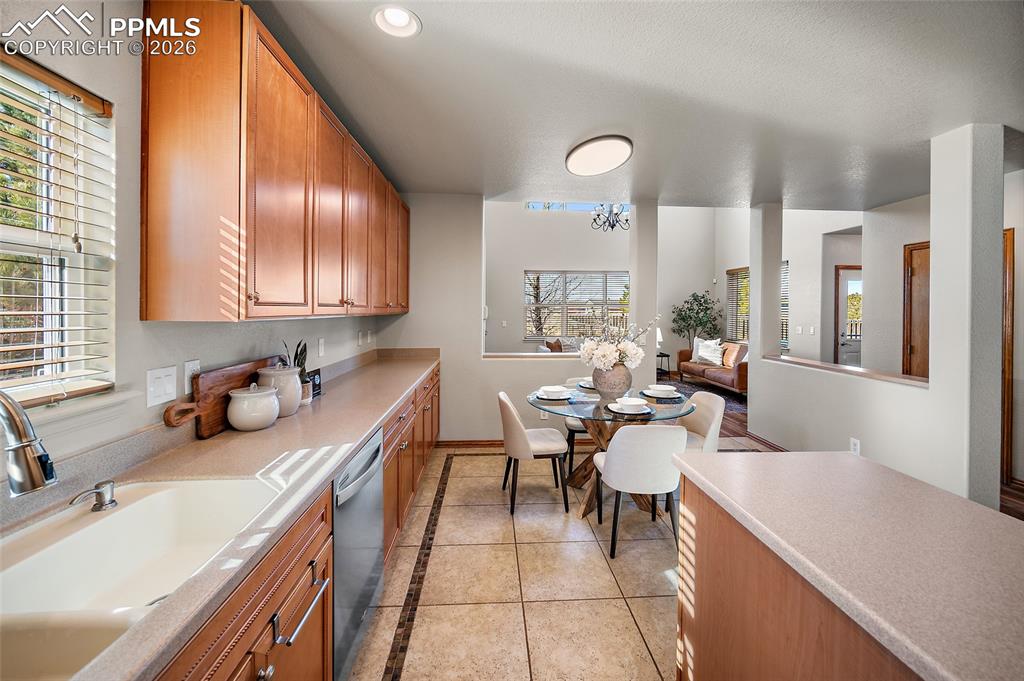 Image 11 of 50: Kitchen