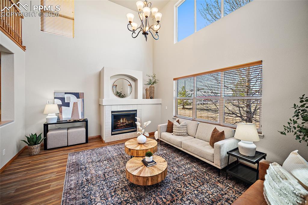 Image 17 of 50: Living Room