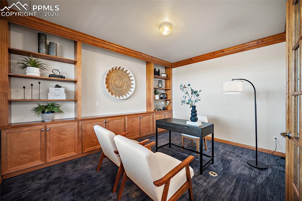 Image 21 of 50: Office