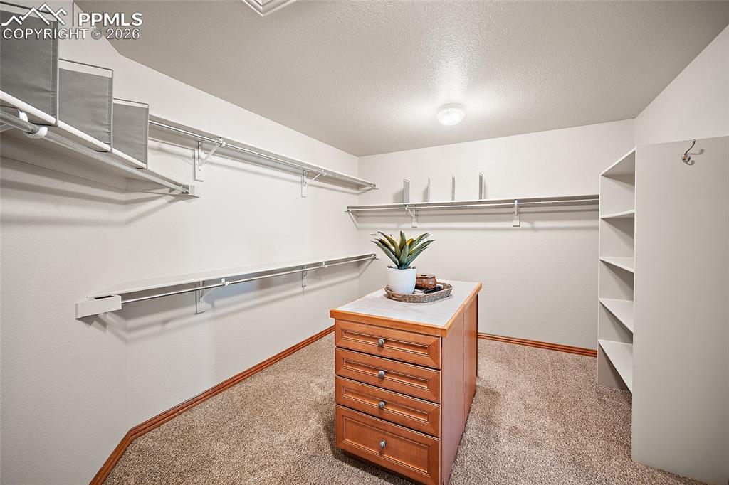 Image 32 of 50: Closet