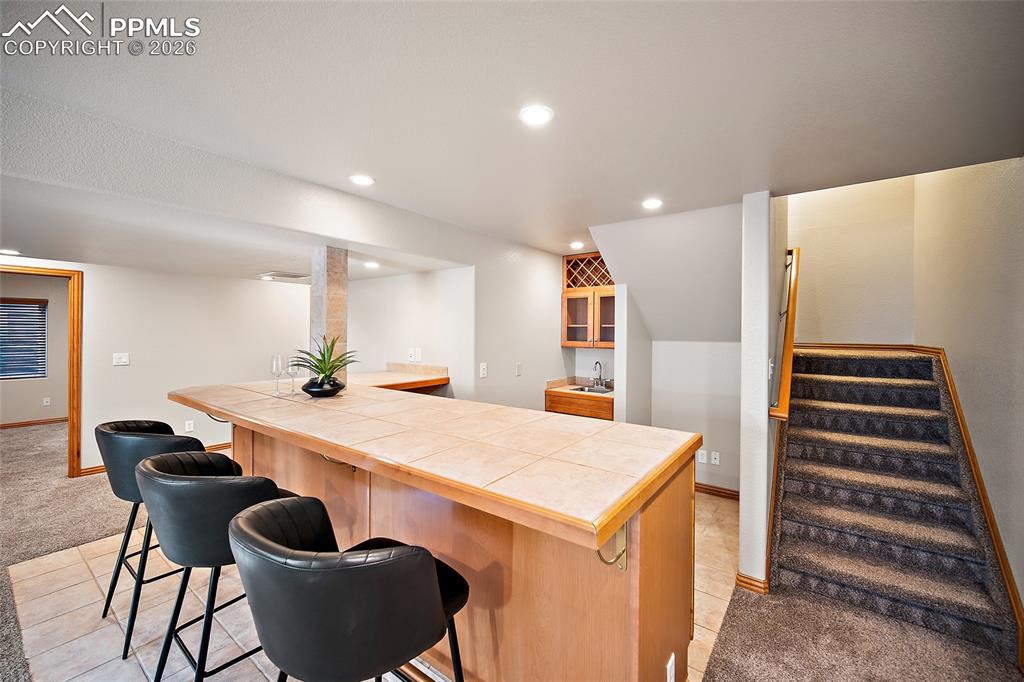 Image 36 of 50: Wet bar in family room.
