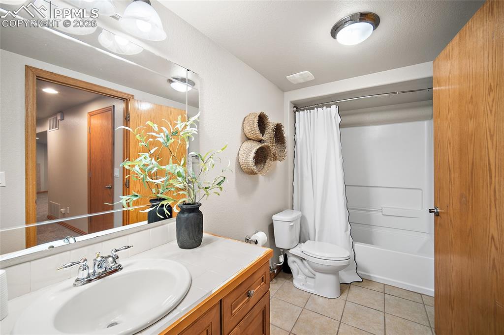 Image 42 of 50: Bathroom