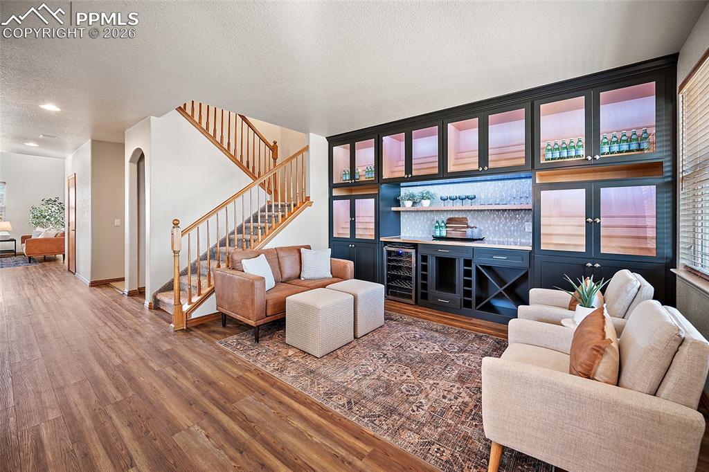 Image 5 of 50: Living Room