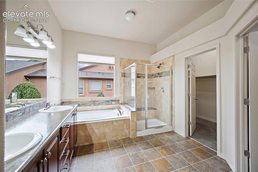 Image 19 of 48: Bathroom