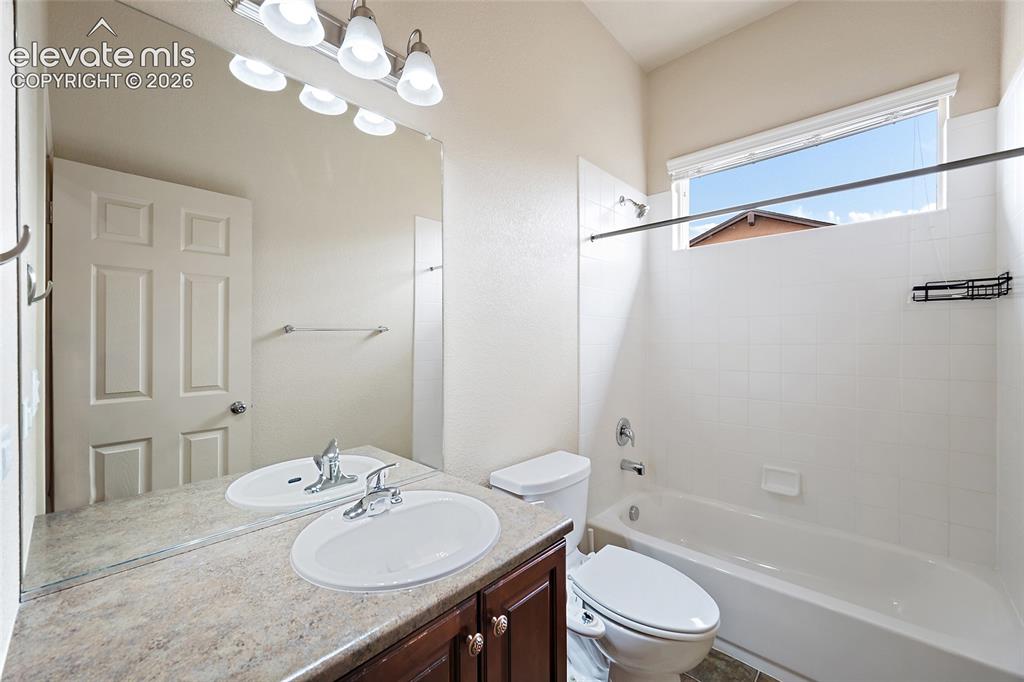 Image 22 of 48: Bathroom