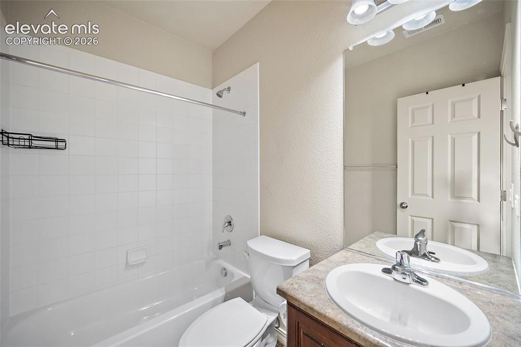 Image 34 of 48: Bathroom