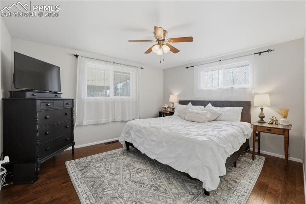 Image 16 of 45: Bedroom