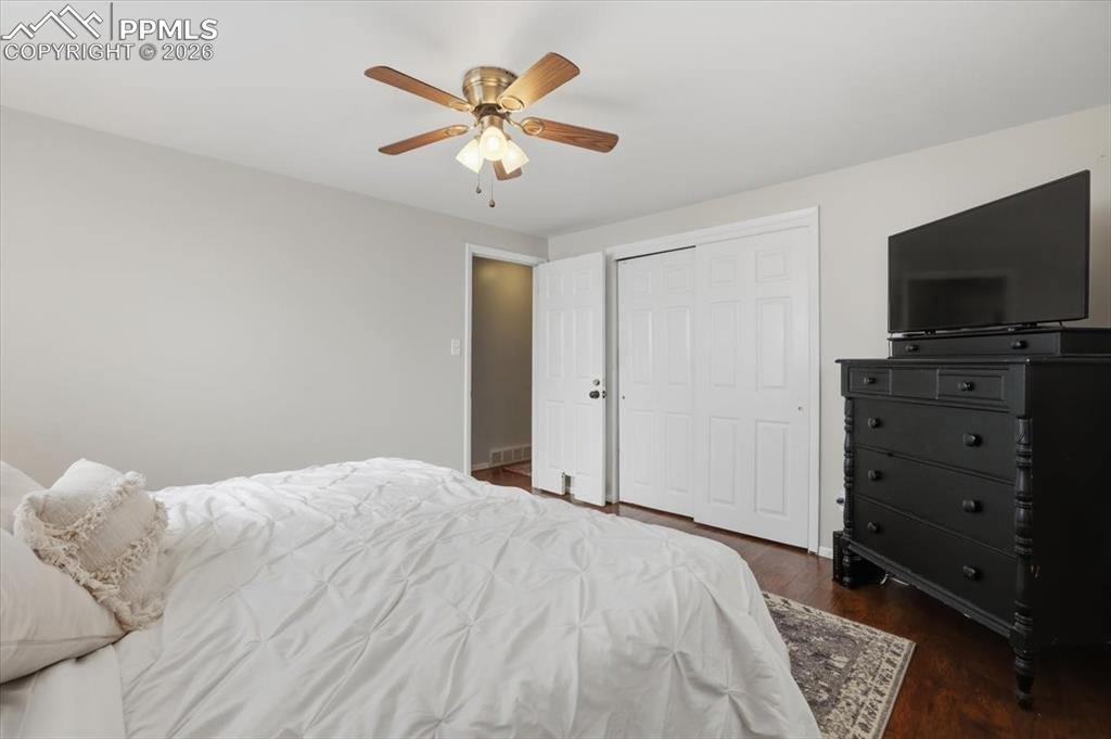 Image 18 of 45: Bedroom