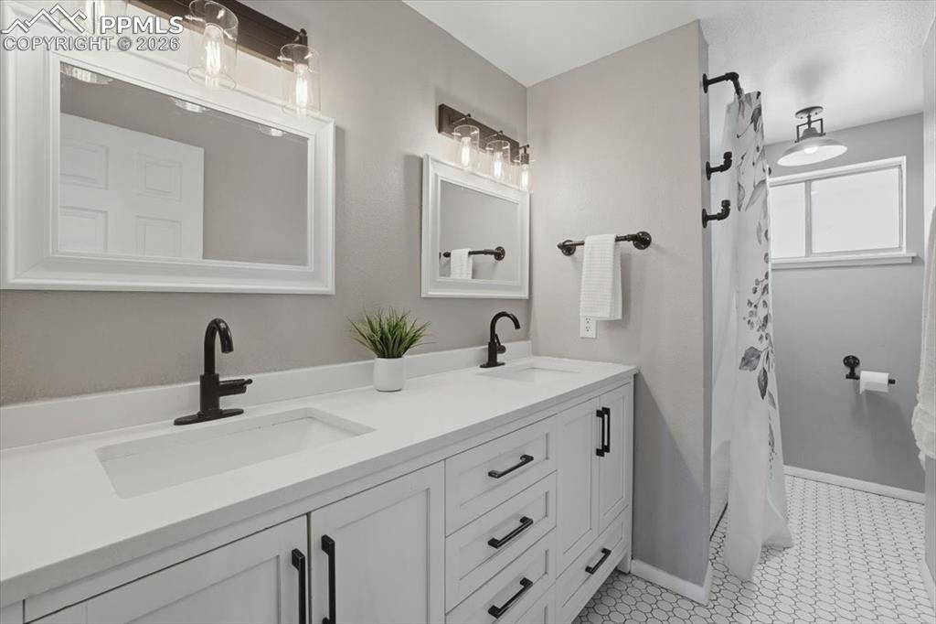 Image 23 of 45: Bathroom