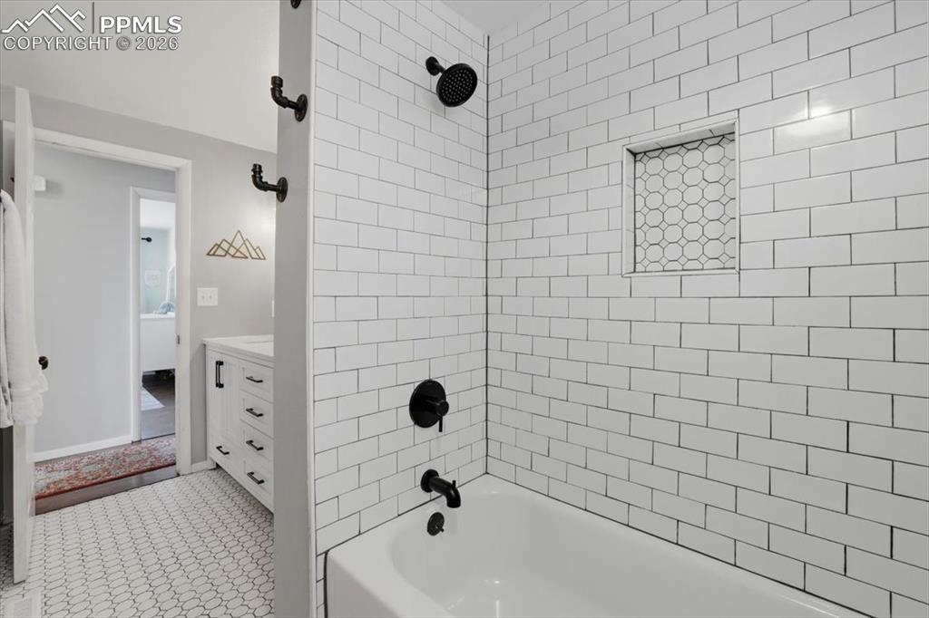 Image 24 of 45: Bathroom