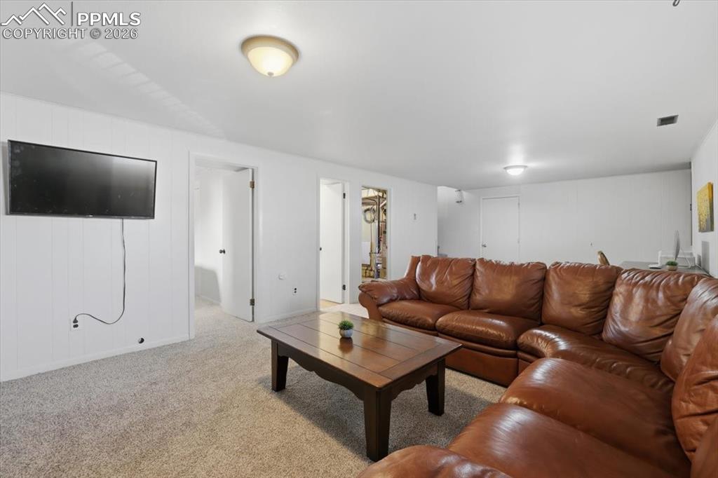 Image 29 of 45: Living Room