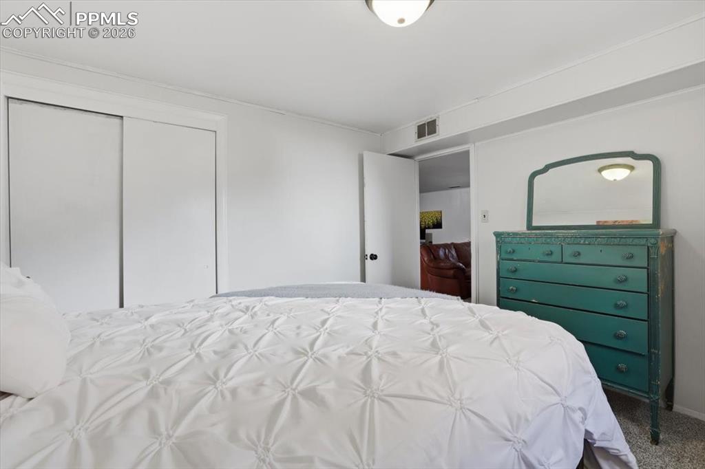 Image 31 of 45: Bedroom