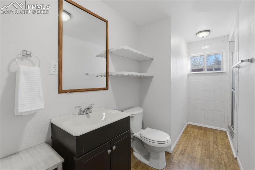 Image 32 of 45: Bathroom