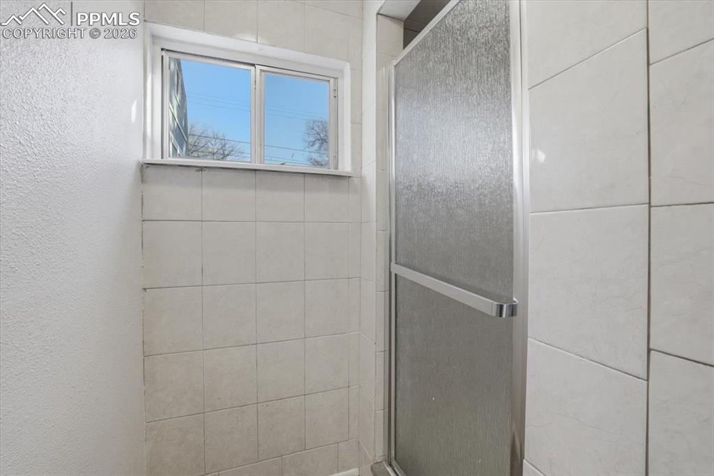 Image 33 of 45: Bathroom