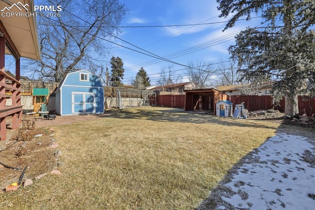 Image 36 of 45: Yard