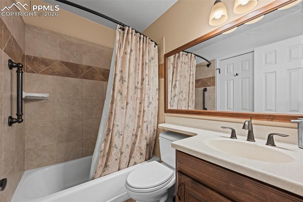 Image 10 of 35: Bathroom