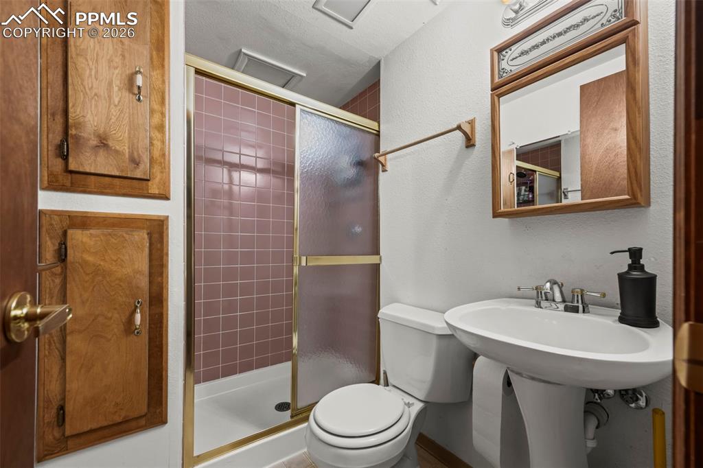 Image 15 of 35: Bathroom