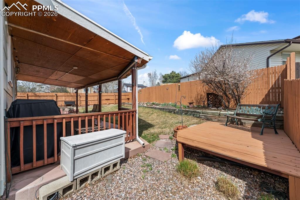 Image 18 of 35: Deck