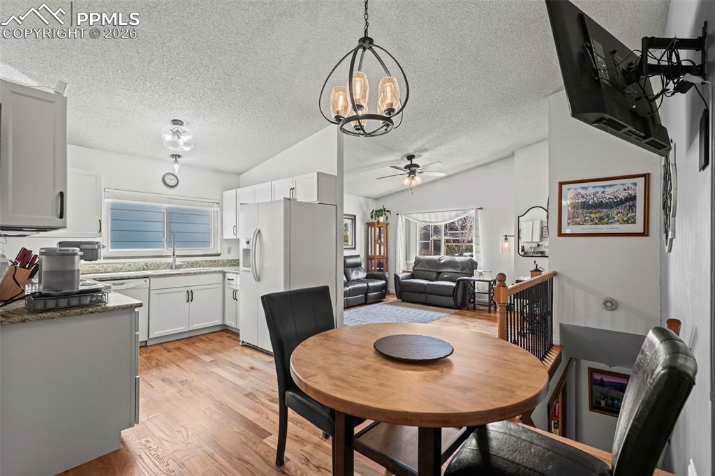 Image 6 of 35: Dining Area