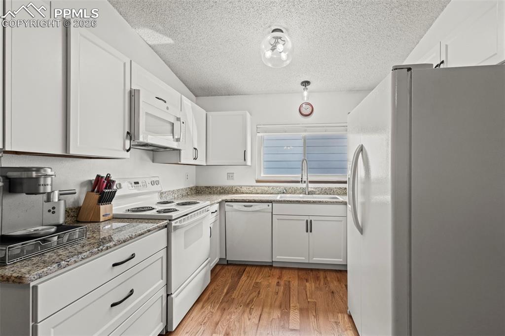 Image 7 of 35: Kitchen