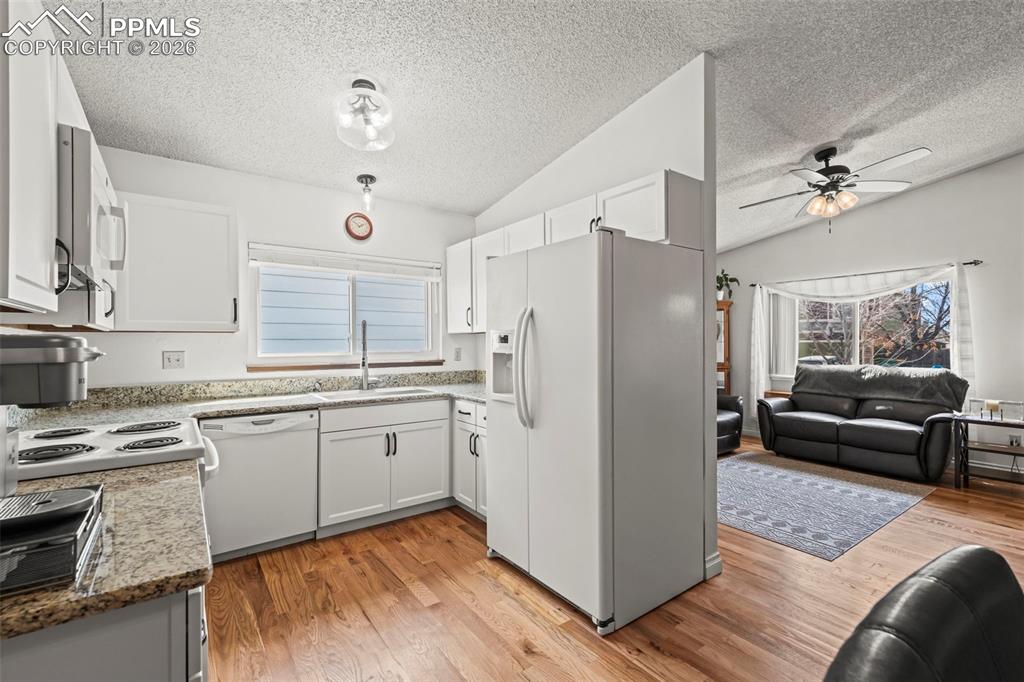 Image 8 of 35: Kitchen