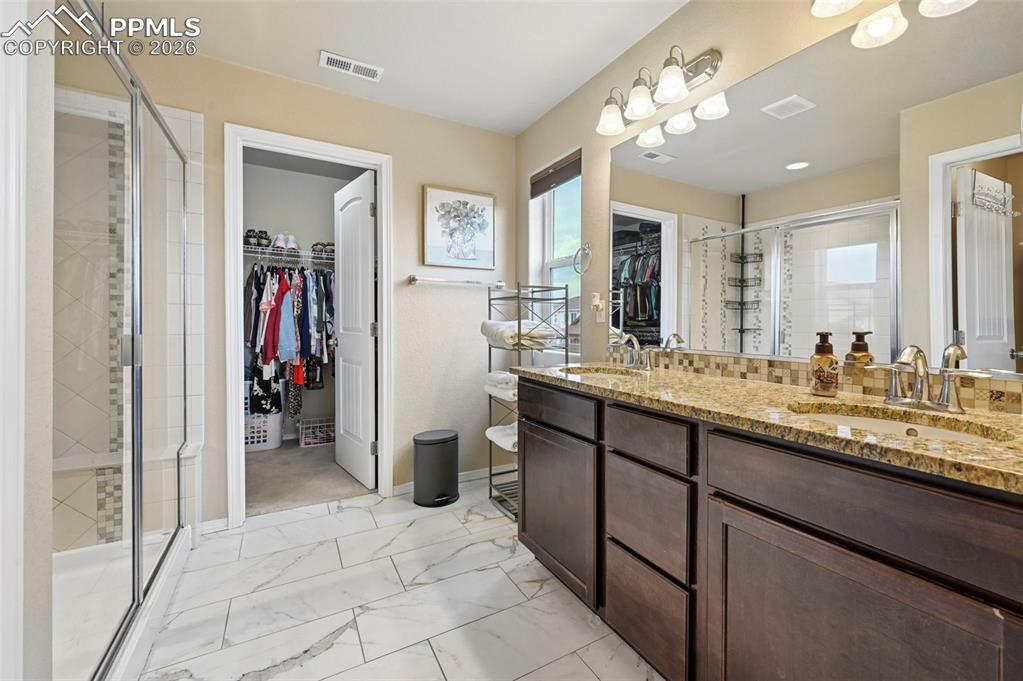 Image 21 of 48: Bathroom