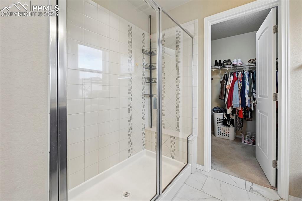 Image 22 of 48: Bathroom